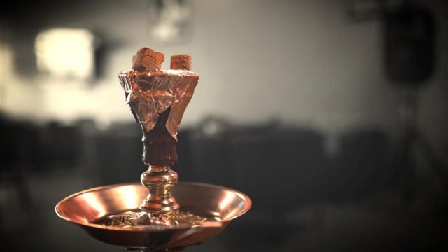 Foil or aluminum is one of the most used tools in the preparation of shisha, as foil acts as a barrier between coal and molasses, distributing heat evenly. However, many are looking for more efficient or healthier alternatives, whether for environmental reasons, health, or to improve the smoking experience in general.
